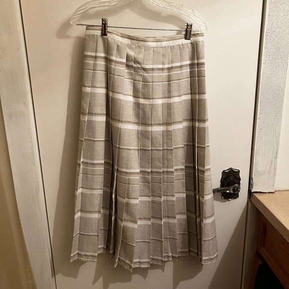 Seasons skirt, size 12, colour white/ pale khaki green? - Picture 3 of 5